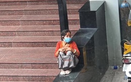 Hình ảnh hot nhất MXH hôm nay: Người bà ngồi lặng lẽ ở góc trường đại học, lý do khiến ai nghe xong cũng cay khóe mắt