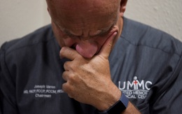 COVID-19 ở Mỹ: Bác sĩ bị đe dọa vì tuyên truyền đeo khẩu trang, “tồn tại” nhờ adrenaline