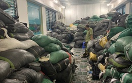 Phát hiện 9,5 tấn găng tay cao su đã qua sử dụng, đang chờ tái chế ở Hà Nội
