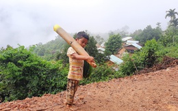 Cậu bé chân trần đi bộ đường núi, vác cây măng trên vai gửi tặng người dân ở tâm dịch Đà Nẵng
