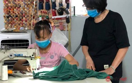 Phụ nữ Đà Nẵng bảo nhau may áo blouse hỗ trợ y bác sỹ chống dịch