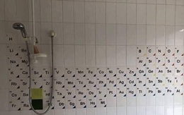 Học sinh khóc thét với phòng tắm được decor toàn hình bóng môn Hóa học của dân chuyên