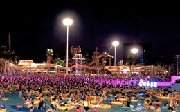 Những hình ảnh gây sốc: Một số bể bơi ở TQ vẫn "chật như nêm" dù COVID-19 đã "tái xuất" ở nhiều nơi