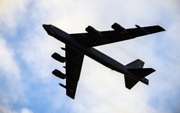 Su-27 bay cắt mặt B-52: Siêu "pháo đài bay" rung lắc mạnh, Mỹ đanh thép cảnh báo Nga