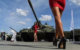 7 ngày qua ảnh: Người mẫu khoe dáng cạnh xe tăng tại triển lãm quân sự Nga