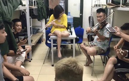 Xem sinh viên Âm nhạc học quân sự mà phát ham: Chơi nhạc giờ giải lao cứ ngỡ đang đi xem concert