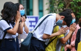 [Ảnh] Sĩ tử ngày làm thủ tục thi tốt nghiệp THPT: Chắp tay trước tượng Lê Quý Đôn để cầu may