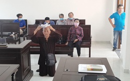 Đồng Nai: Người đàn ông quỳ giữa tòa xin xử án