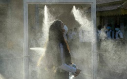 7 ngày qua ảnh: Nữ sinh Campuchia đi qua cửa khử trùng phòng Covid-19