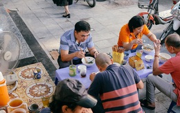 Sau khi gây bão mạng xã hội, hàng Phở Khôi có ông chủ khó tính nhất nhì Hà Nội bất ngờ đông nghẹt khách, có người chờ lâu quá phải cáu kỉnh bỏ đi