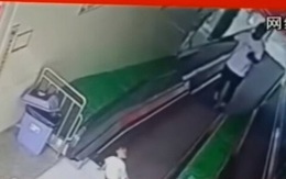 Video: Con bị mắc kẹt trong thang cuốn, bố vẫn mải mê bấm điện thoại gây phẫn nộ