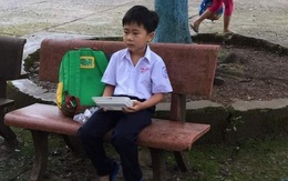 Ngày đầu tiên đi học nhưng không có mẹ dắt tay đến trường, 
cậu bé có biểu cảm vừa thương lại vừa không nhịn được cười