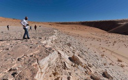 Hồ nước cạn khô lộ dấu chân của người niên đại 120.000 năm tuổi