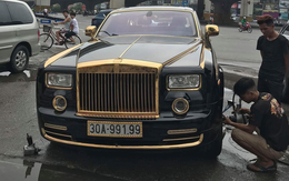 Rolls-Royce Phantom mạ vàng được tháo lốp bên lề đường gây xôn xao mạng xã hội