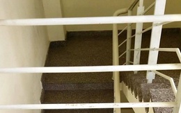 Bé trai 20 tháng tuổi rơi khỏi lan can cầu thang tầng 3 chung cư