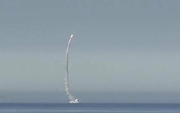 Tàu ngầm Nga phóng Kalibr hạ mục tiêu cách 200km trên bờ biển