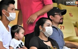 Con gái Tiến Dũng "túm" chặt cổ áo bố khi tới cổ vũ trận CLB Viettel gặp Sài Gòn FC