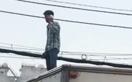 Nam thanh niên nghi “ngáo đá” quậy phá trên nóc xe tải