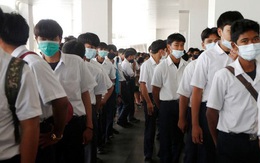 Thất nghiệp vì COVID-19, người Thái đổ xô đến hội chợ tìm việc làm