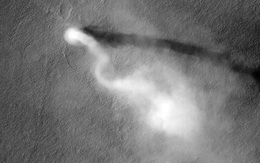 Xe tự hành của NASA ghi lại được cảnh 'quỷ bụi' khổng lồ di chuyển trên bề mặt Hỏa tinh