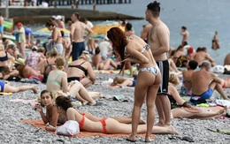 7 ngày qua ảnh: Du khách giải nhiệt đông nghịt trên bãi biển Nga
