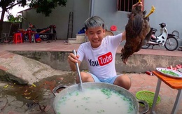Con trai Bà Tân Vlog bị dân mạng chỉ trích gay gắt khi nấu cháo với gà còn nguyên lông: 'Vừa mất vệ sinh lại còn phí phạm thức ăn'