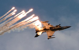Cảnh tượng ngoạn mục tiêm kích F-16 thả bom thông minh và bắn pháo sáng trên bầu trời