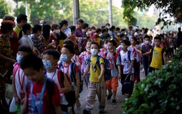 24h qua ảnh: Phụ huynh xếp hàng chờ con đến trường ở Trung Quốc
