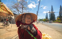 Gặp bà cụ 94 tuổi bán bỏng ngô dạo khắp Đà Lạt: Mỗi bức ảnh là câu chuyện khiến người ta cảm động