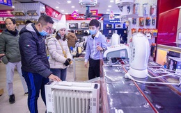Người dân Hà Nội đổ xô đi mua quạt sưởi, đèn sưởi: Siêu thị điện máy “cháy hàng”, doanh số tăng hàng trăm lần