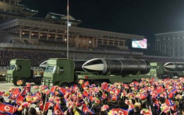 Toàn cảnh lễ duyệt binh khoe "Vũ khí mạnh nhất thế giới" của Triều Tiên