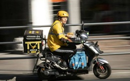 Shipper ở Trung Quốc: Mỗi chuyến giao hàng là một lần đối mặt với ‘tử thần’, một tay lái xe, tay kia dùng smartphone nhận đơn