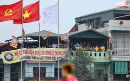 V.League cấm khán giả vì Covid-19, CĐV Thanh Hoá vẫn tụ tập trên nhà dân sát sân cùng xem trận gặp Nam Định FC