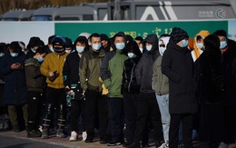 Cảnh tượng người Trung Quốc xếp hàng dài chờ tiêm vaccine COVID-19