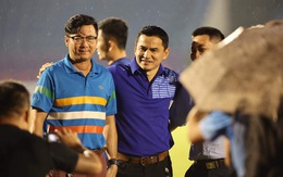 CLIP: Sức khỏe còn yếu, HLV Lê Huỳnh Đức vẫn đội mưa xuống sân chào HLV Kiatisuk