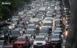 Đường phố Hà Nội tắc cứng trong mưa sáng đầu tuần, ô tô dàn hàng 6 chiếm hết lòng đường