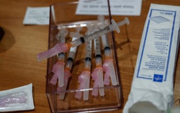 Vaccine Covid-19 của Moderna nhận tin đại thắng: FDA Mỹ công nhận ưu điểm vượt mặt đối thủ