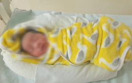 Bịt kín mặt bế bé sơ sinh vào tổ trực Covid-19 của bệnh viện, người phụ nữ rời đi nhanh chóng