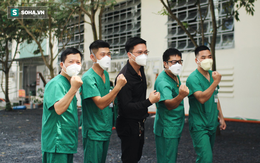 Bác sĩ BV Bạch Mai xúc động trong ngày làm việc cuối cùng ở TP. HCM: "Nhiều đồng đội của tôi từng ngất trong phòng bệnh''