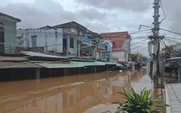 Mưa lũ miền Trung: Tàu hàng có 8 người Trung Quốc mắc cạn, 3 người mất tích chưa tìm thấy