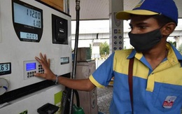 Ấn Độ: Người dân được phép đi xe máy 'kẹp ba' khi giá xăng tăng