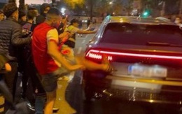 CĐV Barca tấn công ô tô của HLV Koeman sau El Clasico