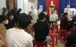 Nhân viên y tế mắc Covid-19, hàng trăm người tiêm vắc-xin phải xét nghiệm