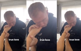 Huyền thoại MU gây khó hiểu vì gặm chân con gái để thể hiện "tình yêu đích thực"