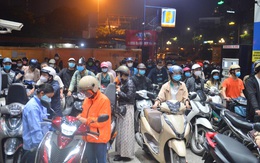 Hàng loạt cây xăng ở Hà Nội “thất thủ” vì dự đoán giá xăng tăng, người dân rồng rắn mang theo cả can đi mua