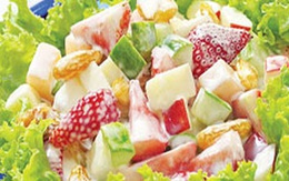 Tươi trẻ làn da với salad trái cây