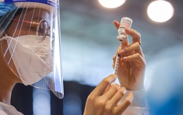 Chuyên gia: Mục tiêu tiêm vắc xin COVID-19 cho 80% dân số trên 18 tuổi là khó đạt, chỉ nên áp dụng với vùng nguy cơ lây nhiễm cao