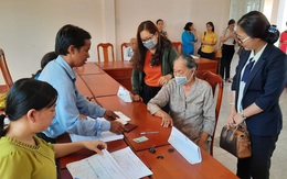 TP.HCM: Vì sao hơn 420 người 120 tuổi nằm trong danh sách hỗ trợ Covid-19 ở một phường?