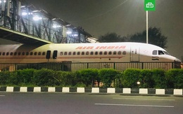 Ấn Độ: Hy hữu máy bay mắc kẹt dưới gầm cầu đường bộ