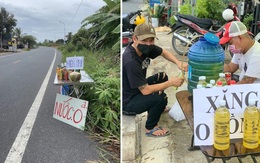 Cảm động 'Xăng 0 đồng': Bạc Liêu 2 chai, Cà Mau 3 chai' cho người đi xe máy về quê